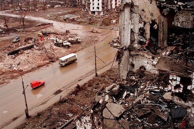 Rozstřílené čečenské hlavní město Groznyj - trosky, ruiny. [RUSSIA CHECHNYAm] Overhead view of downtown Grozny, taken on Saturday, January 6, 1996 showing the devestation caused by the war. Chechen rebels Monday January 8 1996 seized the central hospital in the southern russian town of Kizlyar demanding the withdrawal of Russian troops from Chechnya. A top Russian official backed independent reports that more than 20,000 people were killed in the 13-month war. (AP Photo / Mindaugus Kulbis)