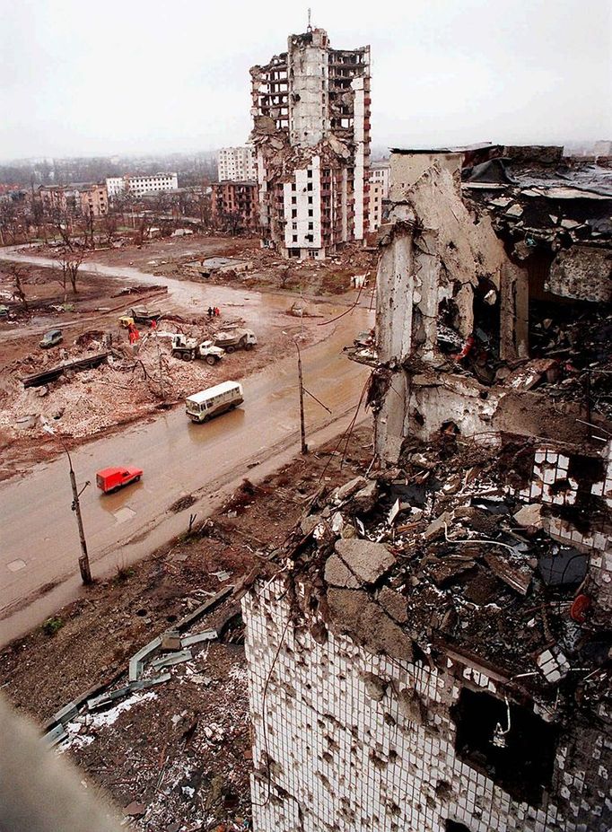 Rozstřílené čečenské hlavní město Groznyj - trosky, ruiny. [RUSSIA CHECHNYAm] Overhead view of downtown Grozny, taken on Saturday, January 6, 1996 showing the devestation caused by the war. Chechen rebels Monday January 8 1996 seized the central hospital in the southern russian town of Kizlyar demanding the withdrawal of Russian troops from Chechnya. A top Russian official backed independent reports that more than 20,000 people were killed in the 13-month war. (AP Photo / Mindaugus Kulbis)