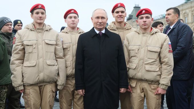 Ruský rezident Vladimir Putin pózuje na fotografii se členy organizace Junarmija.