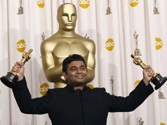 Oscar 2009: Skladatel hudby k Milionáři z chatrče A. R. Rahman; druhá soška je za titulní píseň