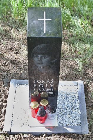 Pomníček na místě, kde tragicky zahynul herec Tomáš Holý