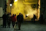 V listopadu byl poslední natáčecí den, či spíše noc. V Nerudově ulici u Pražského hradu štáb zinscenoval úvodní davovou scénu.