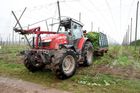 Hotovo. Traktor se solerem sklidil další řádek a může se jet na česačku.