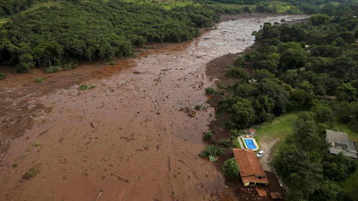 Na jihu Brazílie se protrhla důlní nádrž, pohřešují se zhruba tři stovky lidí