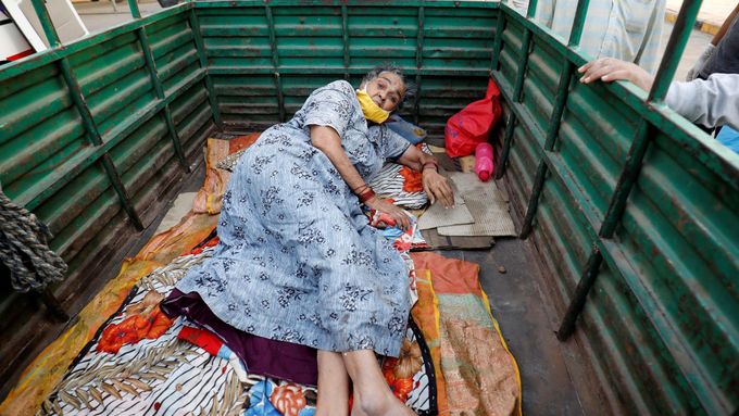 Žena v Ahmedabadu v Indii čeká před nemocnicí na ošetření.