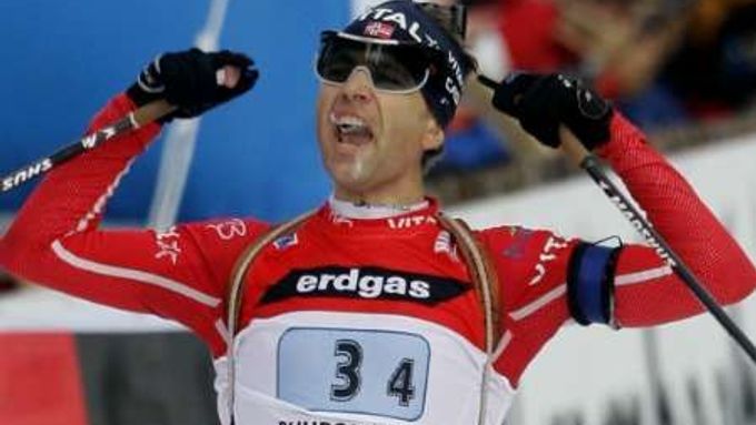 Ole Einar Björndalen slaví v cíli vítězství norské štafety v závodě SP v Ruhpoldingu.