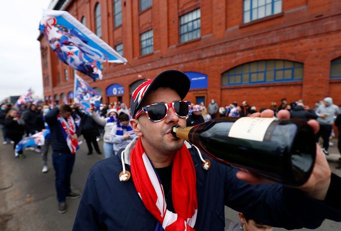 Fanoušci Glasgow Rangers slaví zisk 55. titulu ve skotské lize.