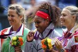 Trojice nejlepších tenistek - obě finalistky doplňuje světová jednička Viktoria Azarenková, která si přišla pro bronz