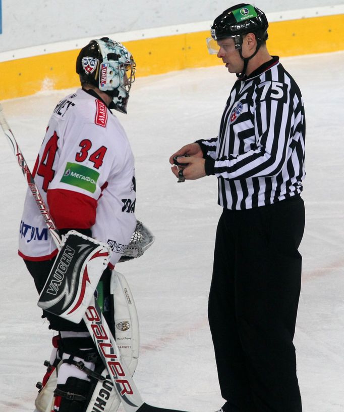 Kanadský brankář Michael Garnett diskutuje s jedním z rozhodčích zápasu v Praze.