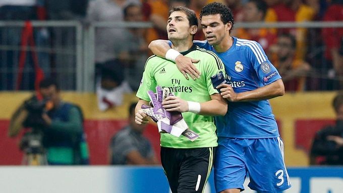 Ikera Casillase utěšuje spoluhráč Pepe.