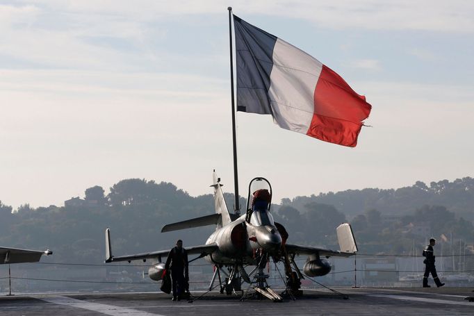 Letoun Super Etendard na palubě francouzské letadlové lodě Charles de Gaulle.