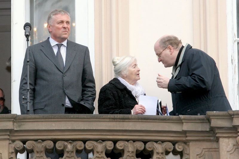 demonstrance k 25.únoru na balkóně