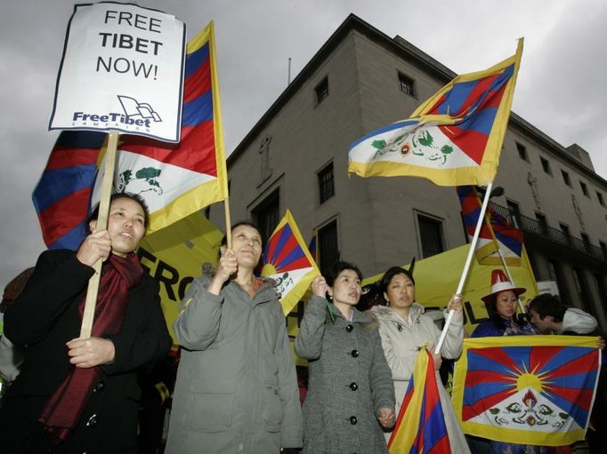 Vyhoštěné jeptišky se v sobotu před čínskou ambasátou v Londýně účastnily akce "Osvoboďte Tibet".