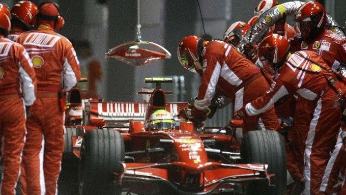 Semafor vznášející se nad hlavou Felipeho Massy Ferrari štěstí nepřinesl. Z boxů vyrazil dříve a ve Velké ceně Singapuru přišel o možnost bojovat o triumf.