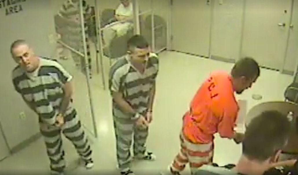 Vězni se snaží zachránit dozorce
