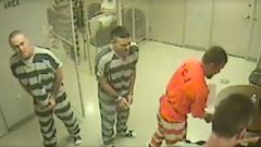Vězni se snaží zachránit dozorce