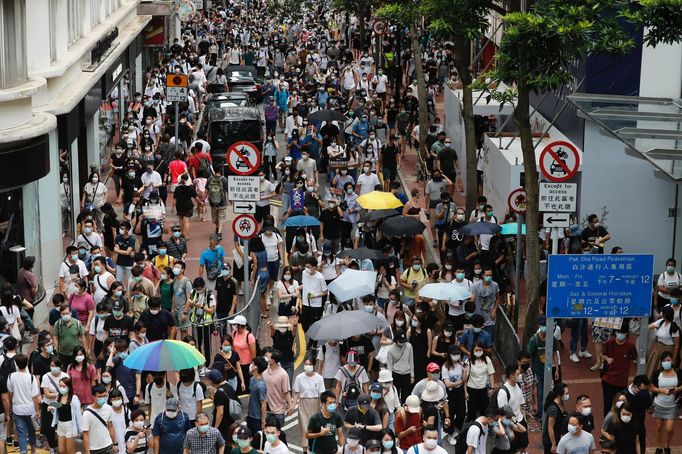 Nový národně bezpečnostní zákon dává Číně možnost potrestat opozici a demonstranty v Hongkongu. Tisíce lidí přesto protestují.