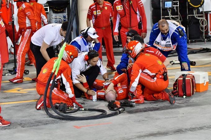 F1, VC Bahrajnu 2018: zraněný mechanik Ferrari Francesco Cigarini
