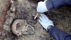 Archeologické naleziště, hrob, průzkum, lebka, ilustrační foto