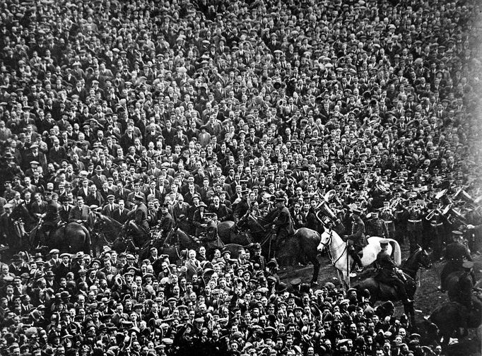 Fotografie tisíců fotbalových fanoušků mířících na stadion ve Wembley před začátkem finále F.A. Cupu 1923 mezi Boltonem Wanderers a West Hamem United.