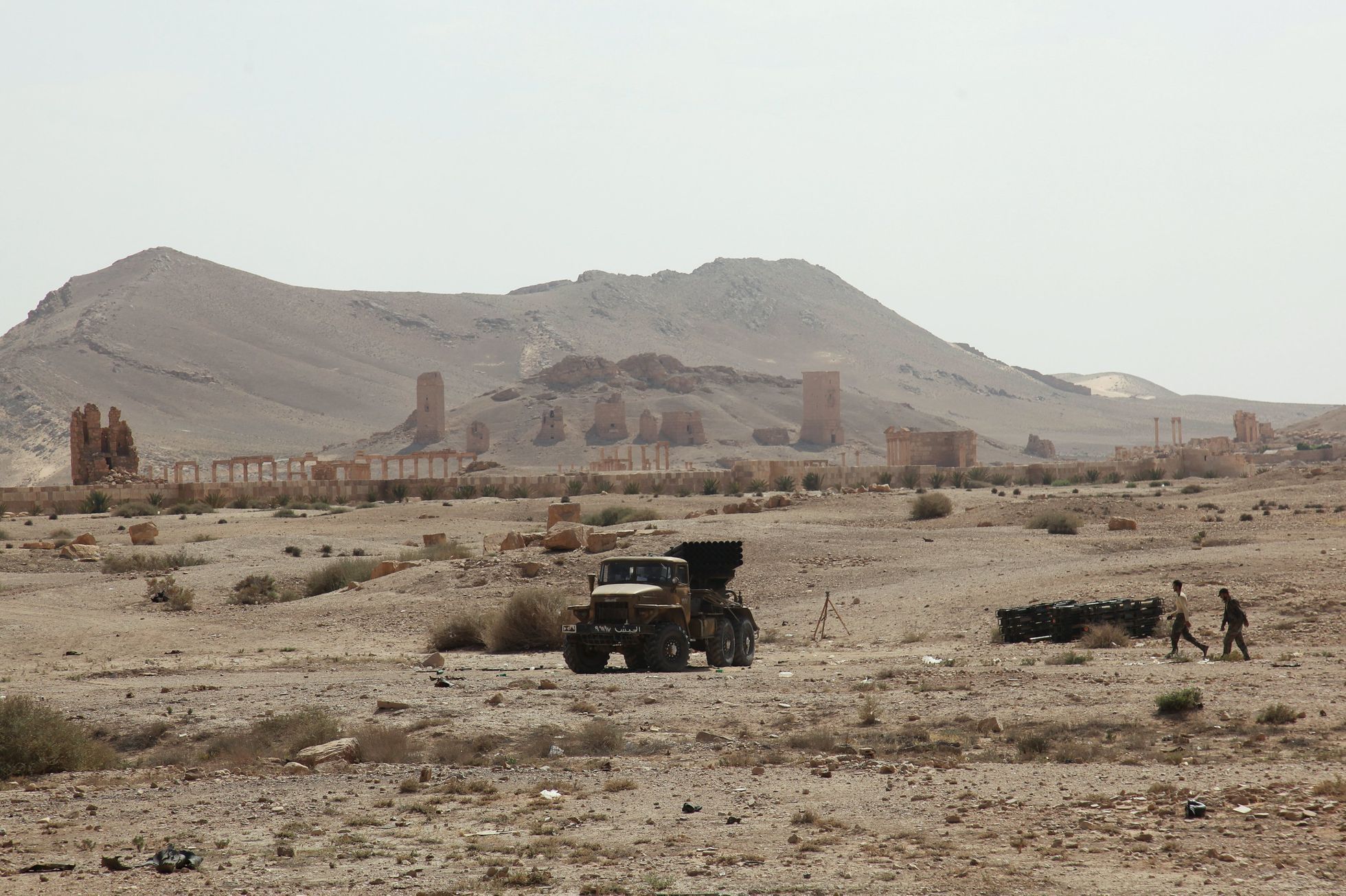 Vojáci u historického města Palmýra.