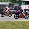 Filip Salač na Hondě (12)  a Deniz Öncü na KTM (53) v Grand Prix České republiky třídy Moto3 v Brně 2020
