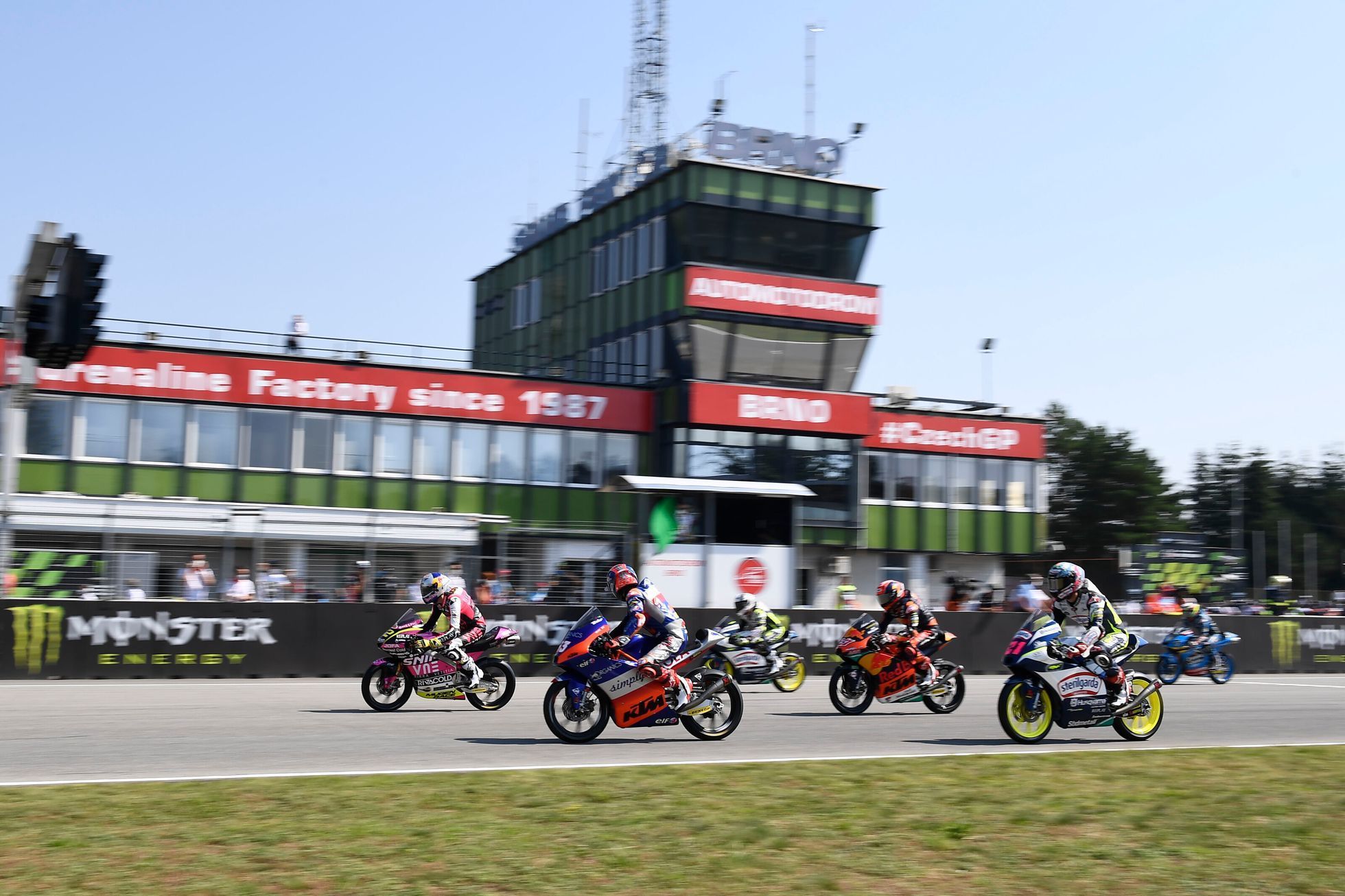 Filip Salač na Hondě (12)  a Deniz Öncü na KTM (53) v Grand Prix České republiky třídy Moto3 v Brně 2020