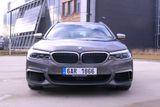 Kombík od BMW řady 5 spojuje několik věcí naráz - má špičkové jízdní vlastnosti, může být nabitý technologiemi, dostal vynikající motory, a navíc umí být i praktický.