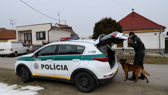 Policisté u domu Jána Kuciaka.