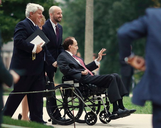 Někdejší senátor Bob Dole přijíždí na obřad v katedrále.