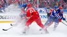 NHL Winter Classic, Detroit-Toronto: Danny DeKeyser (65) - Tyler Bozak (42), James van Riemsdyk (vlevo)