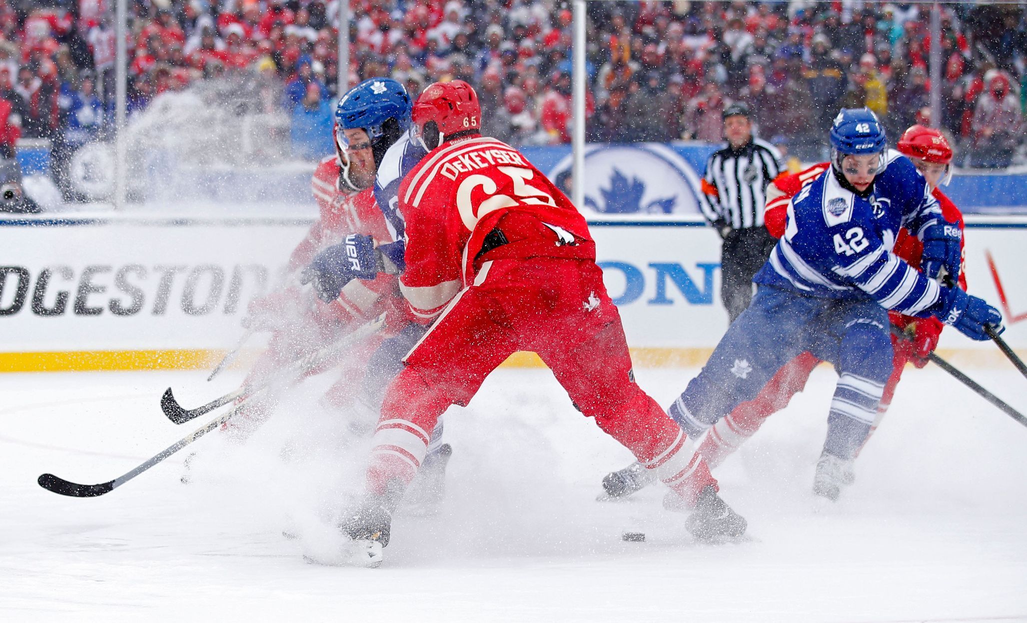 NHL Winter Classic, Detroit-Toronto: Danny DeKeyser (65) - Tyler Bozak (42), James van Riemsdyk (vlevo)
