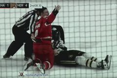 Video: Hokejista po drsné rvačce v zámoří skončil v bezvědomí