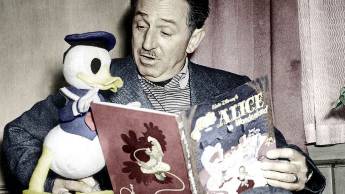 Walt Disney předčítá Kačeru Donaldovi pohádku Alenka v říši divů (rok 1951).