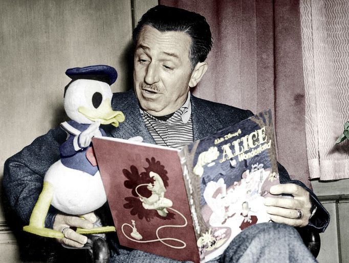 Walt Disney předčítá Kačeru Donaldovi pohádku Alenka v říši divů (rok 1951).