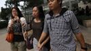 A relative (C) cries as she leaves a public mortuary keeping the bodies of those who died in a boat accident in Hong Kong October 2, 2012. At least 36 people died and dozens were injured when a ferry carrying more than 120 people on a company outing collided with another ferry and sank near an island south of Hong Kong on Monday night in one of the city's worst maritime accidents. REUTERS/Bobby Yip (CHINA - Tags: DISASTER TRANSPORT) Published: Říj. 2, 2012, 3:41 dop.