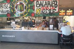 Dobrovolníci obsadili McDonald's v Marseille. Místo hamburgerů rozdávají jídlo chudým