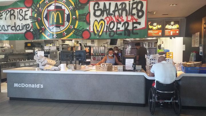 Dobrovolníci obsadili McDonald's v Marseille. Místo hamburgerů rozdávají jídlo chudým
