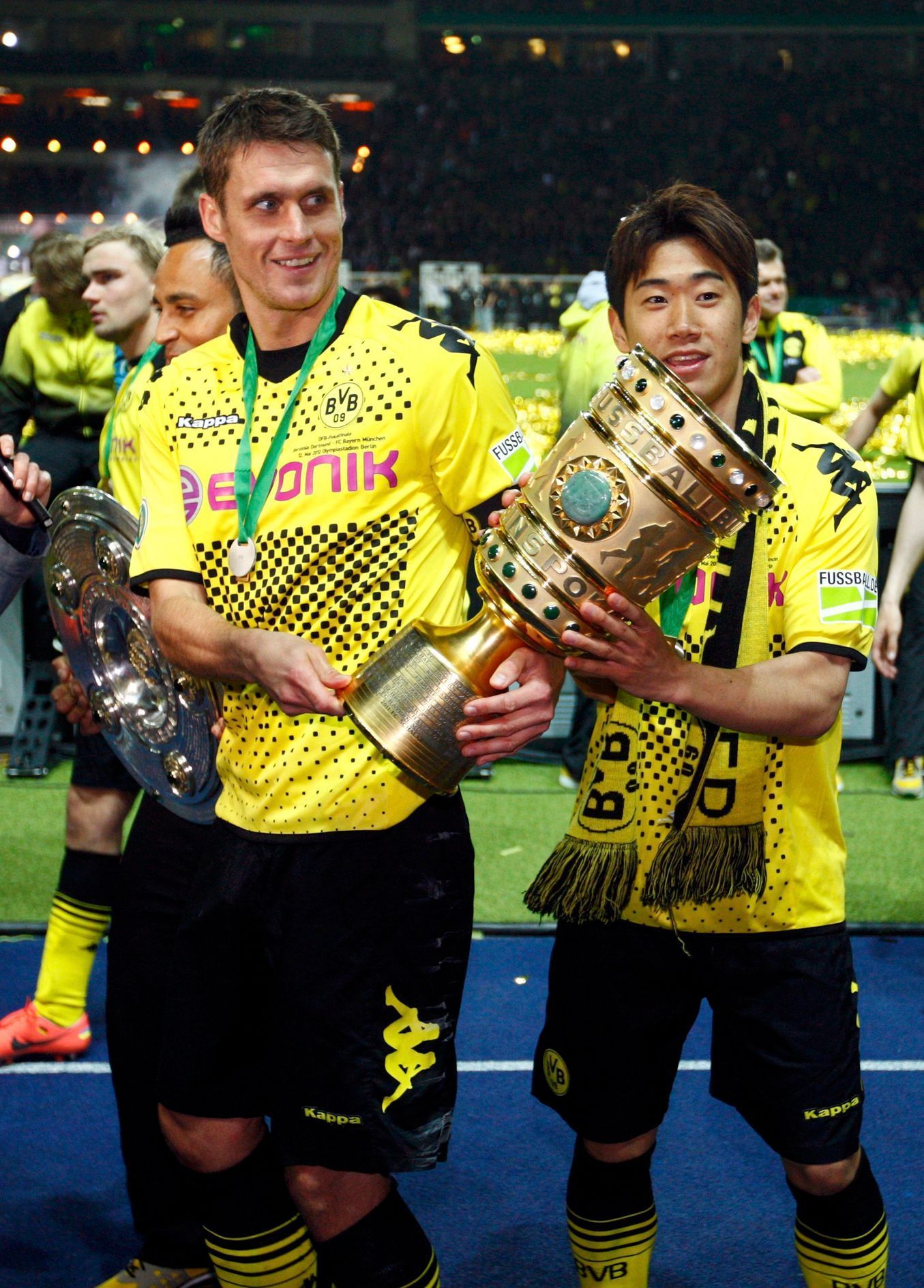 Hráči Dortmundu Lewandowski a Kagawa se radují ze zisku německého poháru