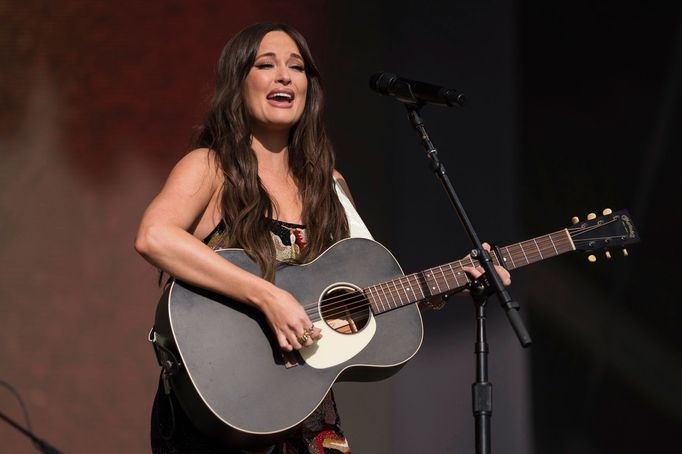 V neděli na festivalu účinkovala též americká country zpěvačka Kacey Musgraves.