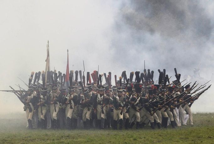 Participants in period costume re-enact the battle of Borodino during anniversary celebrations at the Borodino museum-reserve outside Moscow September 2, 2012. Russian President Vladimir Putin made a rousing call for unity among Russia's diverse ethnic and religious groups on Sunday as he led commemorations of a battle 200 years ago that led to the defeat of Napoleon Bonaparte. REUTERS/Sergei Karpukhin (RUSSIA - Tags: ANNIVERSARY POLITICS CONFLICT TPX IMAGES OF THE DAY) Published: Zář. 2, 2012, 7:29 odp.