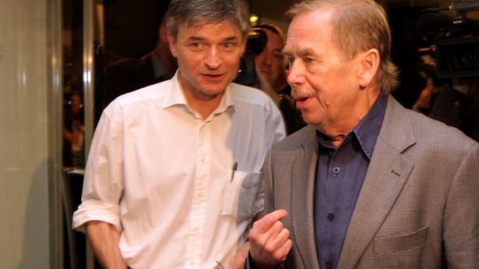 Dramatik Václav Havel a režisér David Radok (vlevo) přicházejí na tiskovou konferenci před premiérou hry Odcházení v divadle Archa.