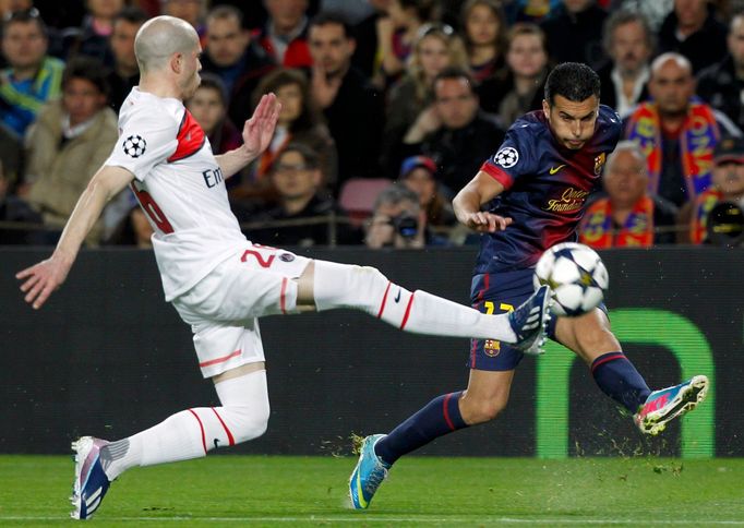 Fotbal: Barcelona - Paris St. Germain: Pedro - Christophe Jallet