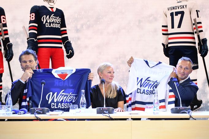 Jaromír Jágr a Lubomír Višňovský prezentují dresy pro Winter Classic 2020 ve Špindlerově Mlýně