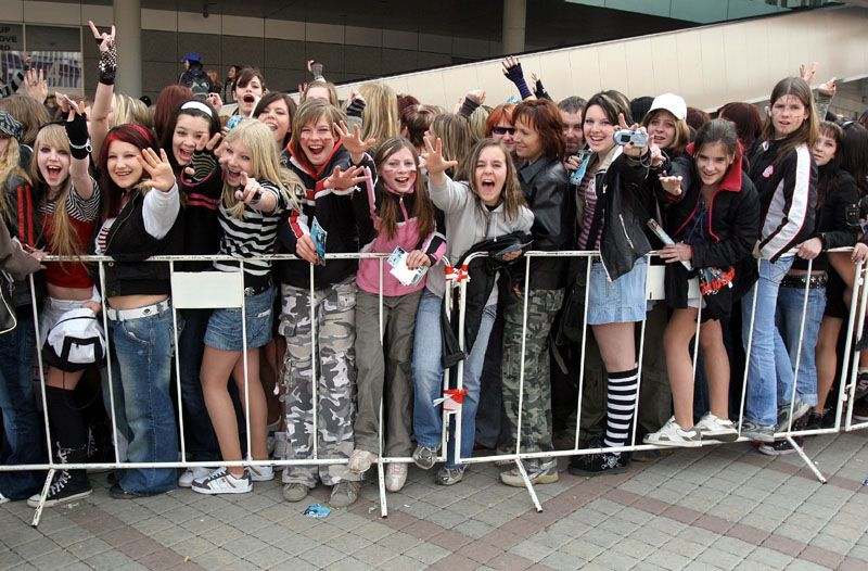 Tokio hotel v Praze - fanynky čekají na koncert
