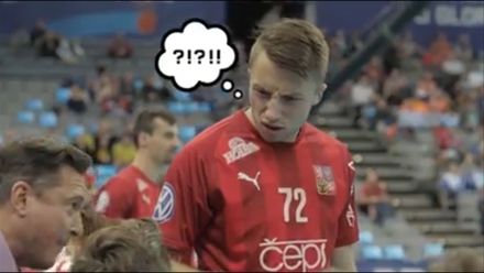 "O čem to sakra mluví? No nic, půjdu a dám gól." Nechápavý Delong baví internet