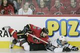 Český útočník San Jose Milan Michálek (dole) po střetu s Matthewem Lombardim z Calgary Flames.