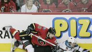 Český útočník San Jose Milan Michálek (dole) po střetu s Matthewem Lombardim z Calgary Flames.