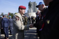 Prezidentův "dárek na rozloučenou"? Babišova vláda vymění důležitého velitele