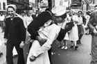 Políbil neznámou ženu a vznikl ikonický snímek. Zemřel námořník ze slavné fotografie